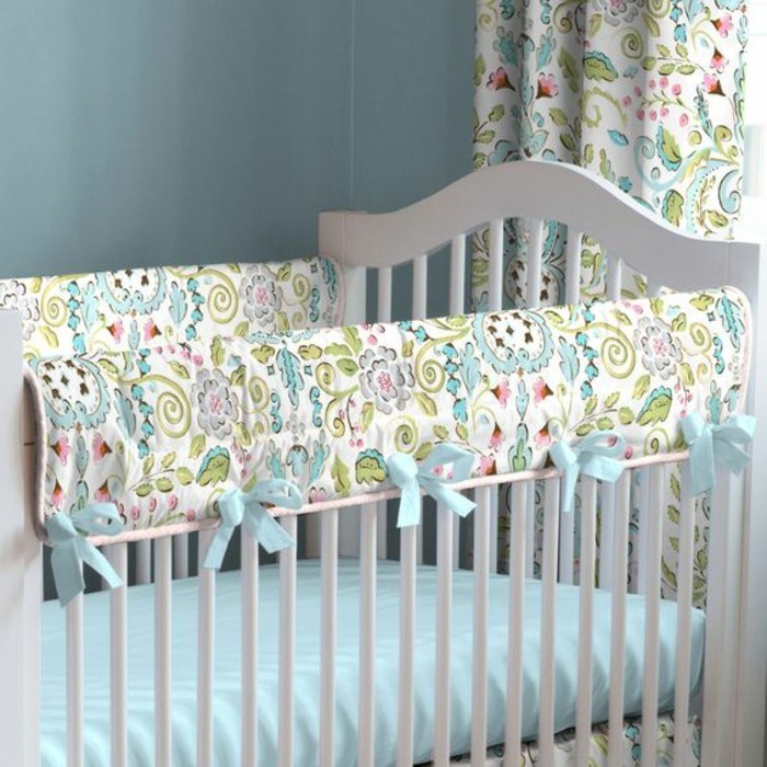 00-joli-tour-de-lit-bébé-pour-votre-chambre-d-enfant-murs-bleu-clair-meubles-enfant