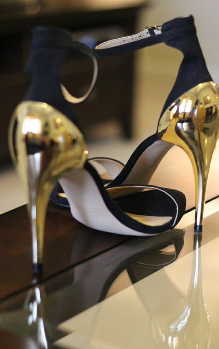 00-sandales-noires-avec-accents-dorés-les-dernières-tendances-chez-les-chaussures-femme