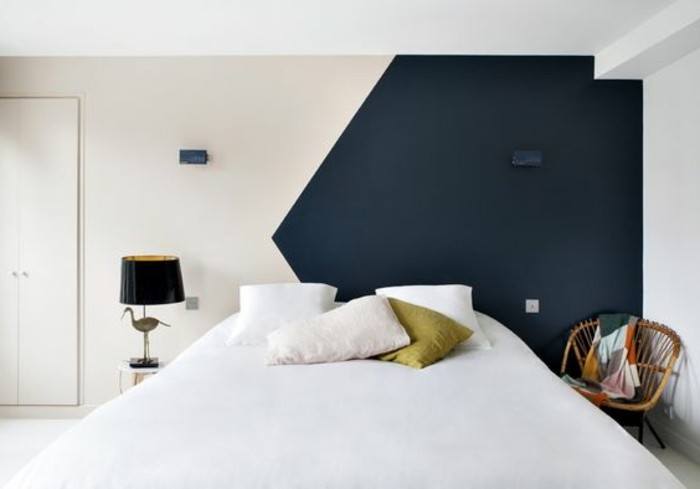 000-peindre-une-pièce-en-deux-couleurs-chambre-a-coucher-mur-blanc-bleu-peinture-glycéro