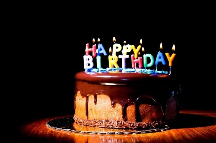 adorable-image-gâteau-d-anniversaire-décoration-gateau-anniversaire-joyeux-anniversaire