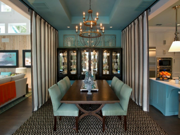 aménagement-cuisine-ouverte-table-ronde-avec-rallonge-beau-idee-chaise-bleu