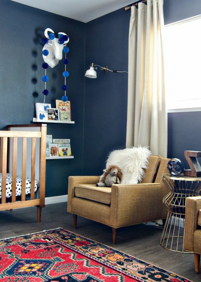 assortir-les-couleurs-dans-une-chambre-enfant-murs-bleus-foncés-tapis-coloré