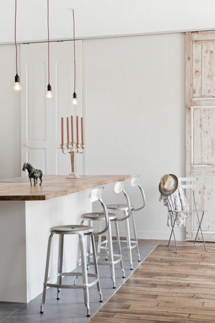 bar-de-cuisine-avec-chaises-de-cuisine-en-fer-gris-sol-en-parquet-clair-luminaire-leroy-merlin
