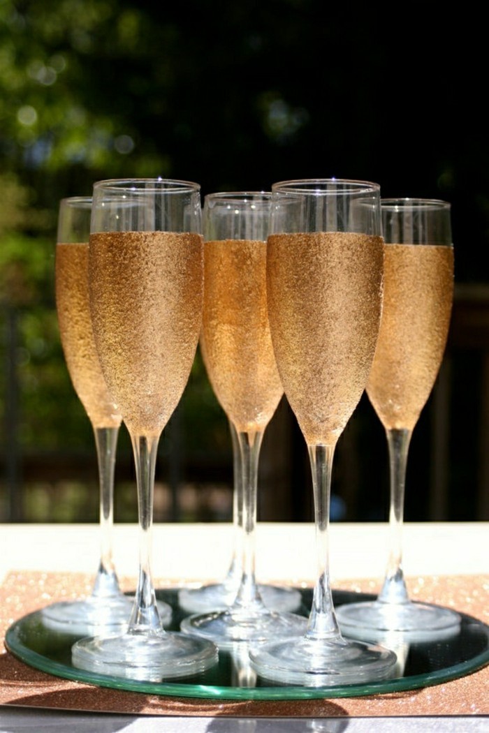 beau-verre-à-champagne-pas-cher-flutes-champagne-table-avec-flutes