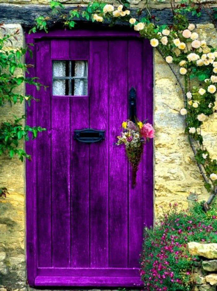 belle-fleur-blanche-et-fleur-violette-bicoleur-cool-idée-fleurs-à-offri-porte-decoree