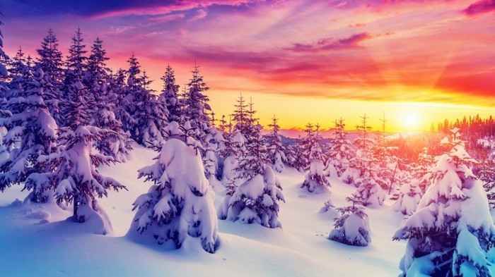 belle-la-vue-montagne-en-hiver-neige-soleil-couchant