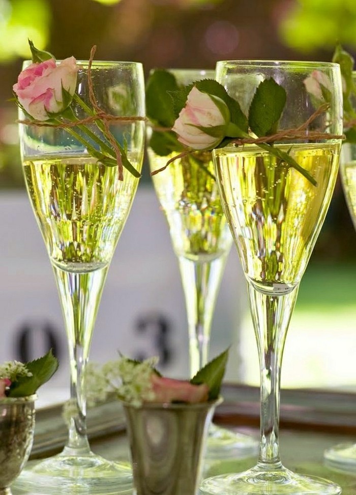 blida-verre-flutes-ou-coupe-a-champagne-ambiance-déco-avec-rose