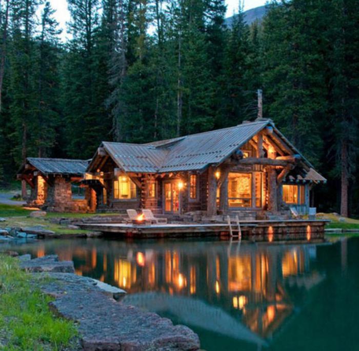 cabane-dans-les-bois-près-d-un-lac-silencieux