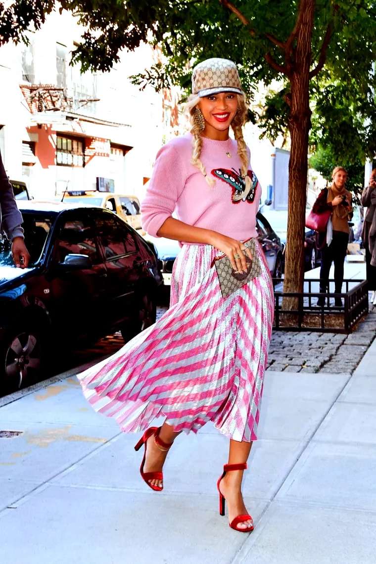 celebrites avec une jupe longue plisse couleur rose beyonce