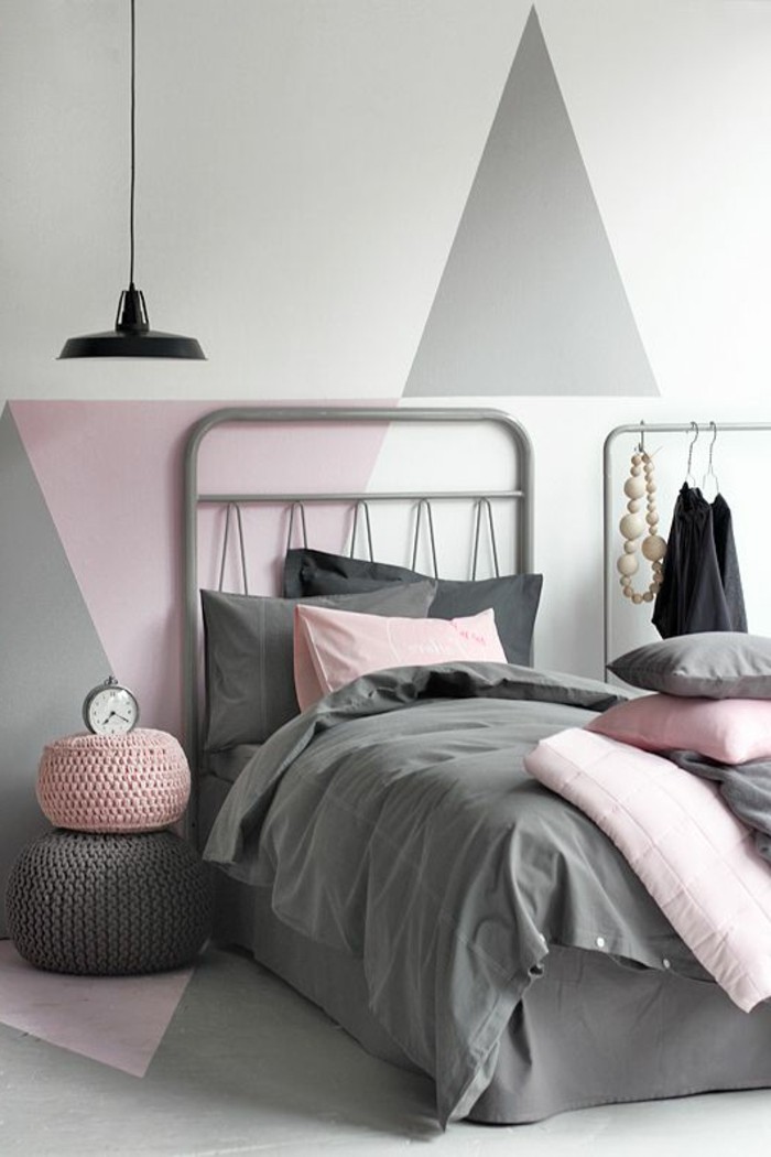 chambre-adulte-chambre-parentale-murs-colorés-gris-blanc-rose-lit-couverture-de-lit-grise