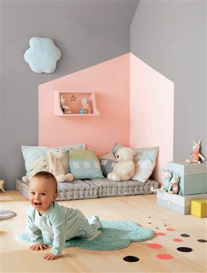 chambre-bebe-mur-rose-gris-meubles-dans-la-chambre-bebe-sol-en-parquet