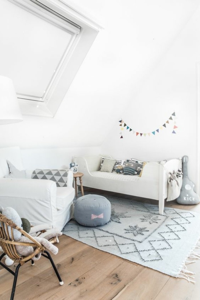 chambre-bebe-sol-en-parquet-clair-plafond-sous-pente-blanc-meubles-chambre-enfant