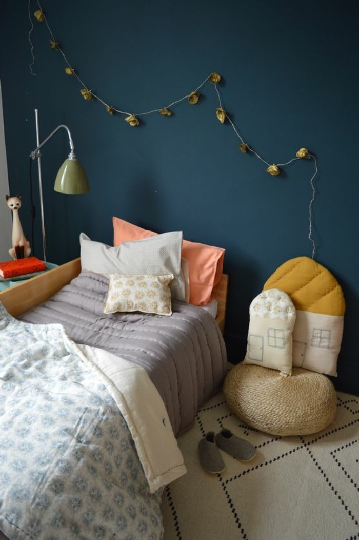 chambre-d-enfant-murs-bleus-foncés-comment-marier-les-couleurs-chambre-d-enfant