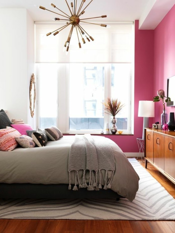 chambre-en-deux-couleurs-mur-blanc-et-violette-lustre-doré-chambre-à-coucher