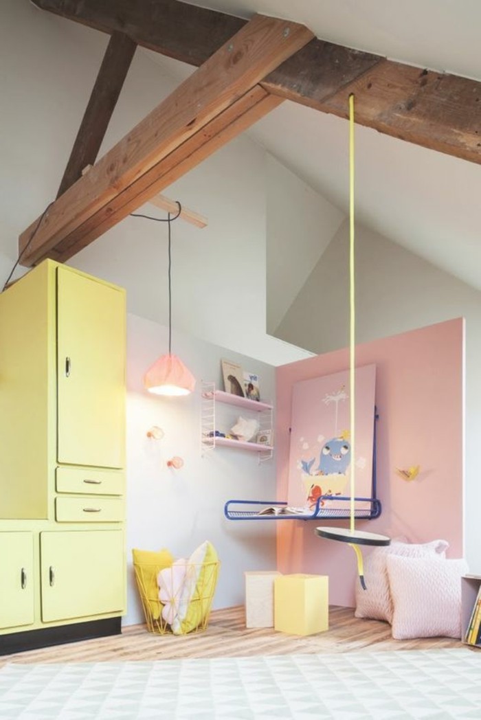chambre-enfant-de-couleurs-pastel-plafons-sous-pente-murs-roses-sol-en-parquet