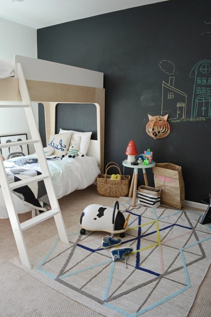 chambre-enfant-double-couleurs-sol-lit-mezzanine-tapis-coloré-sol-beige