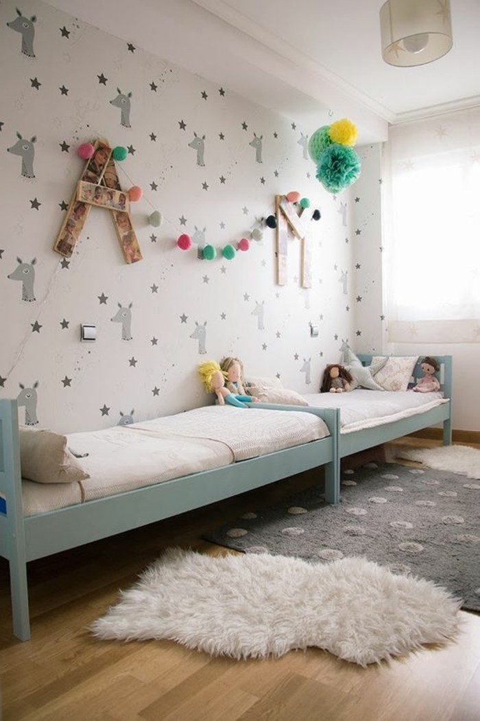 chambre-enfant-fille-sol-en-parquet-clair-lit-enfant-tapis-dans-la-chambre-bebe