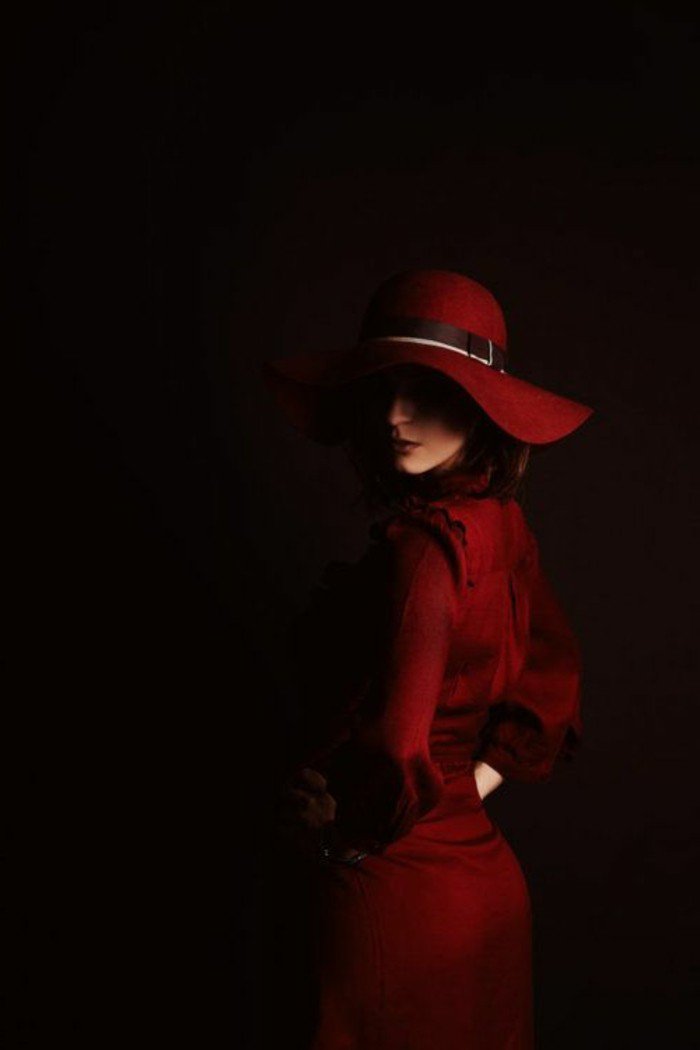 chapeau-rouge-cool-idée-comment-accessoiriser-vos-tenues-dame-noir-et-rouge