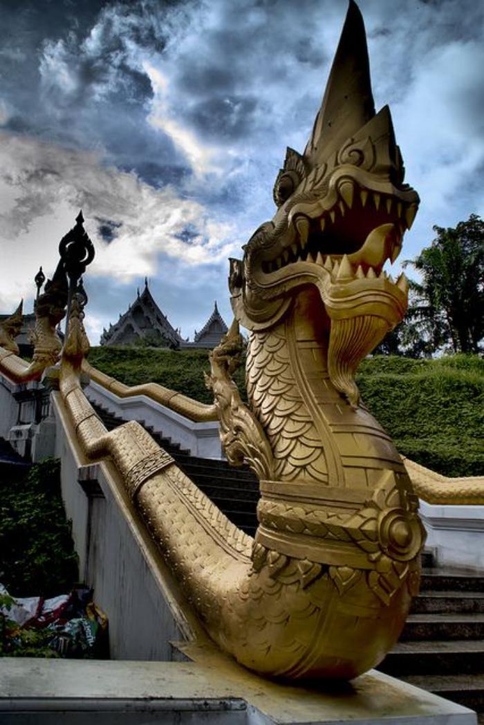 circuit-en-thailande-dragon-doré-sous-le-ciel-de-Thailande