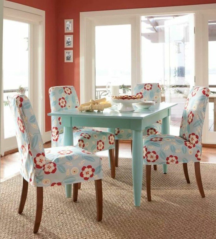 cool-idée-déco-salle-à-manger-table-et-chaises-originales-cuisine-bleu-claire-fleurie