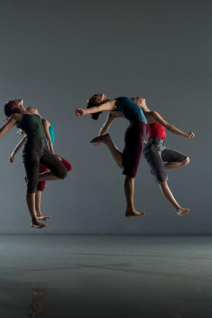 danse-contemporaine-danseurs-en-l'air