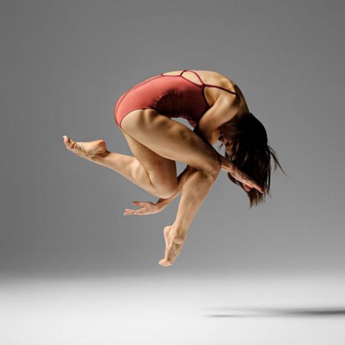 danse-contemporaine-danseuse-en-saut