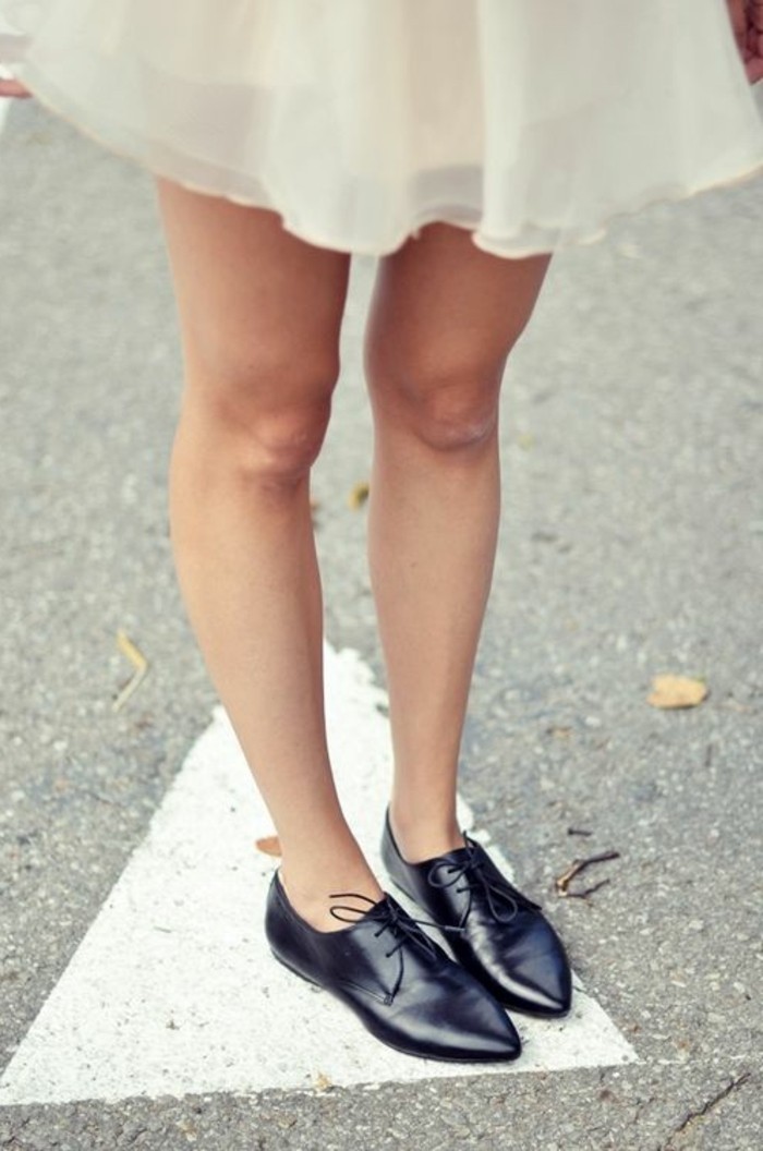derby-chaussures-femme-jupe-blanche-courte-femme-modèles-originales