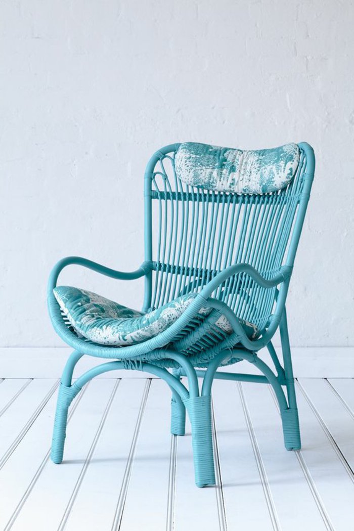 en-bleu-intérieur-design-fauteuil-rotin-vintage-cool-idée-aménagement-salon