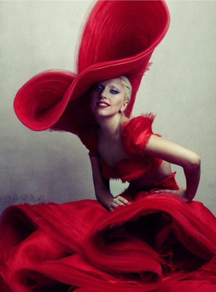 extravagante-Lady-Gaga-grand-chapeau-femme-les-accessoires-à-porter-cool-idée
