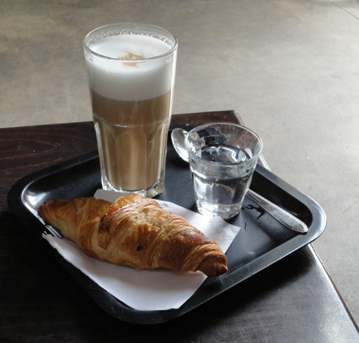 faire-un-cappuccino-cool-idée-café-chouette-boisson-chaude-croissant