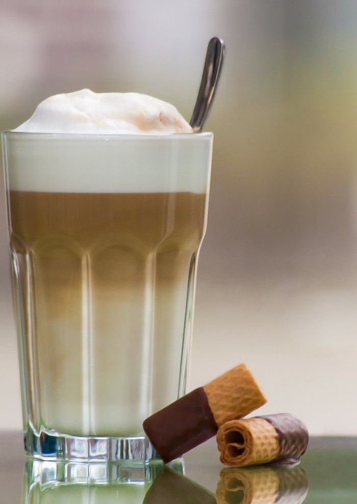faire-un-cappuccino-cool-idée-café-chouette-boisson-chaude-latté-et-biscuits
