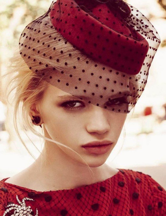 fashion-vogue-Cover-nuance-de-rouge-de-chapeau-élégante-tenue-femme-chic
