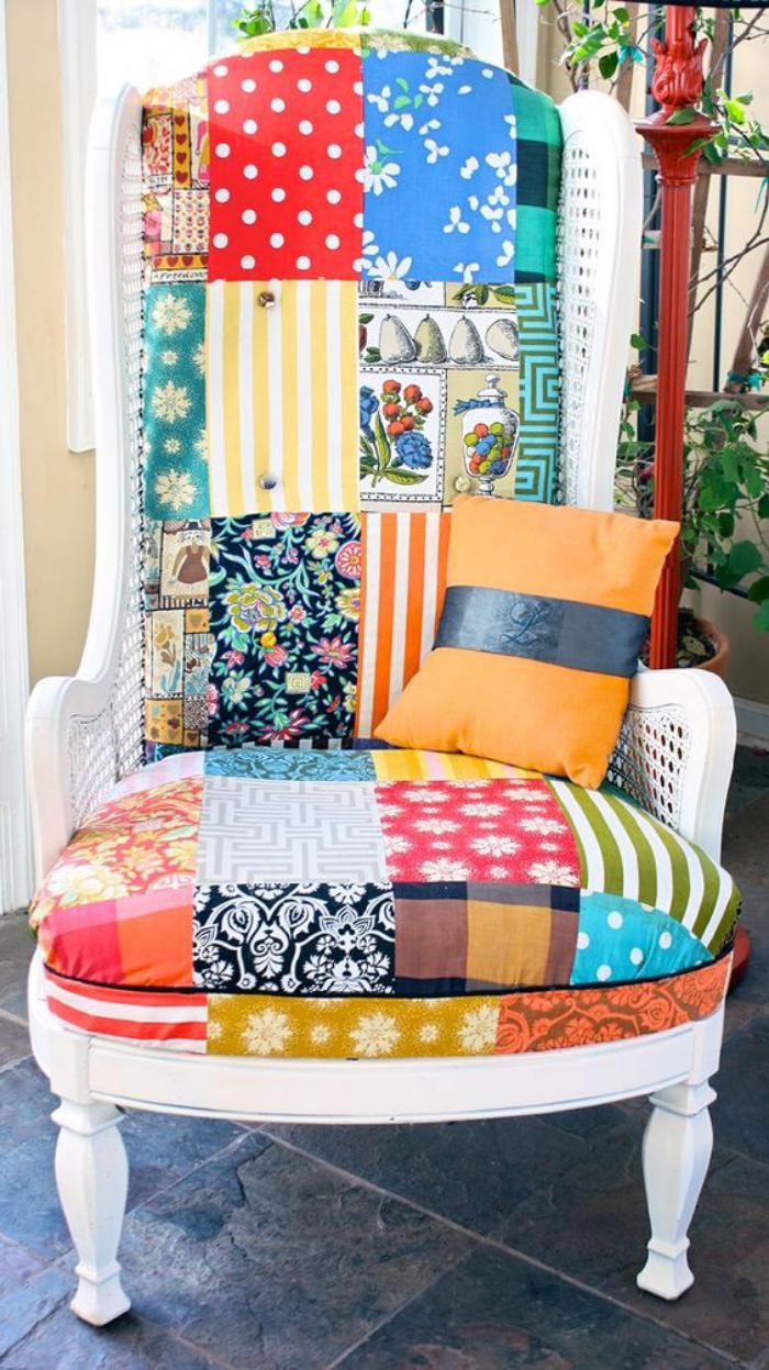 fauteuil-patchwork-décoration-intérieure-avec-textiles-colorés