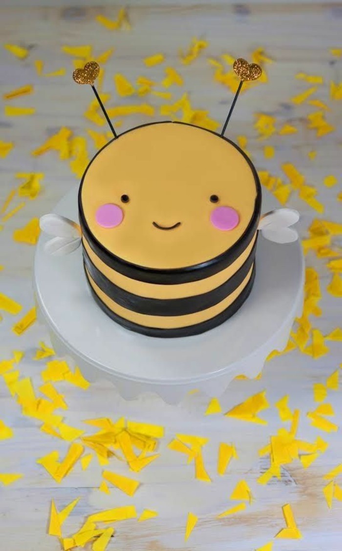 gâteau-d-anniversaire-à-cool-personnalisé-à-faire-bee-en-jaune-et-chocolat-mignonne