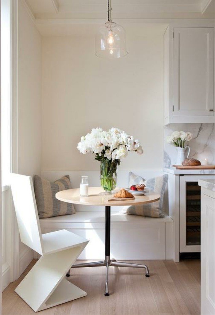 idee-table-ronde-extensible-meuble-salle-a-manger-cool-idée-intérieur-vase-avec-fleurs