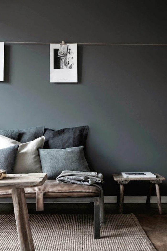 idée-peinture-salon-murs-gris-tapis-en-rotin-meubles-chic-murs-gris