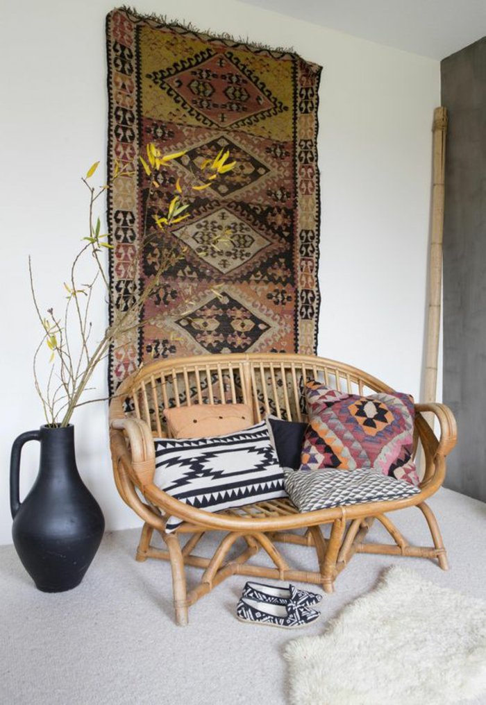 intérieur-design-fauteuil-rotin-vintage-cool-idée-aménagement-salon-avec-tapis-de-mur