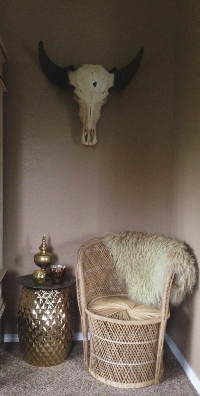 intérieur-design-fauteuil-rotin-vintage-cool-idée-aménagement-salon-cosy