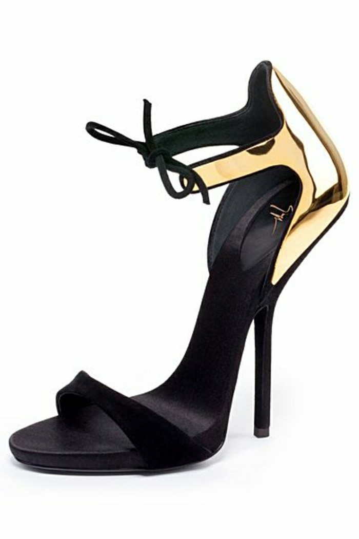 joli-design-chaussures-modernes-femme-tendances-de-la-mode-sandales-noires