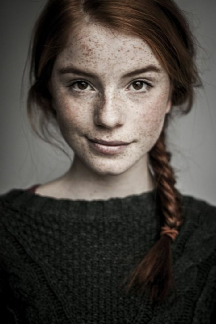 jolie-fille-avec-taches-de-rousseur-comment-enlevre-tache-de-rousseur-fille-avec-cheveux-oranges