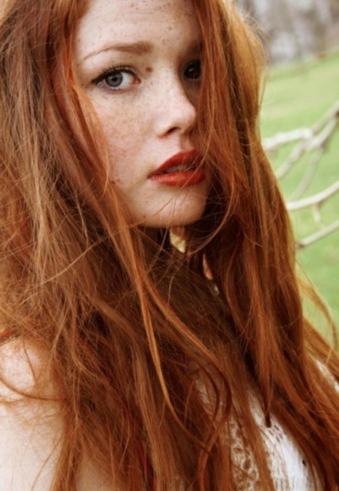 jolie-fille-cheveux-oranges-yeux-bleus-taches-de-visage-marrons-levres-rouges
