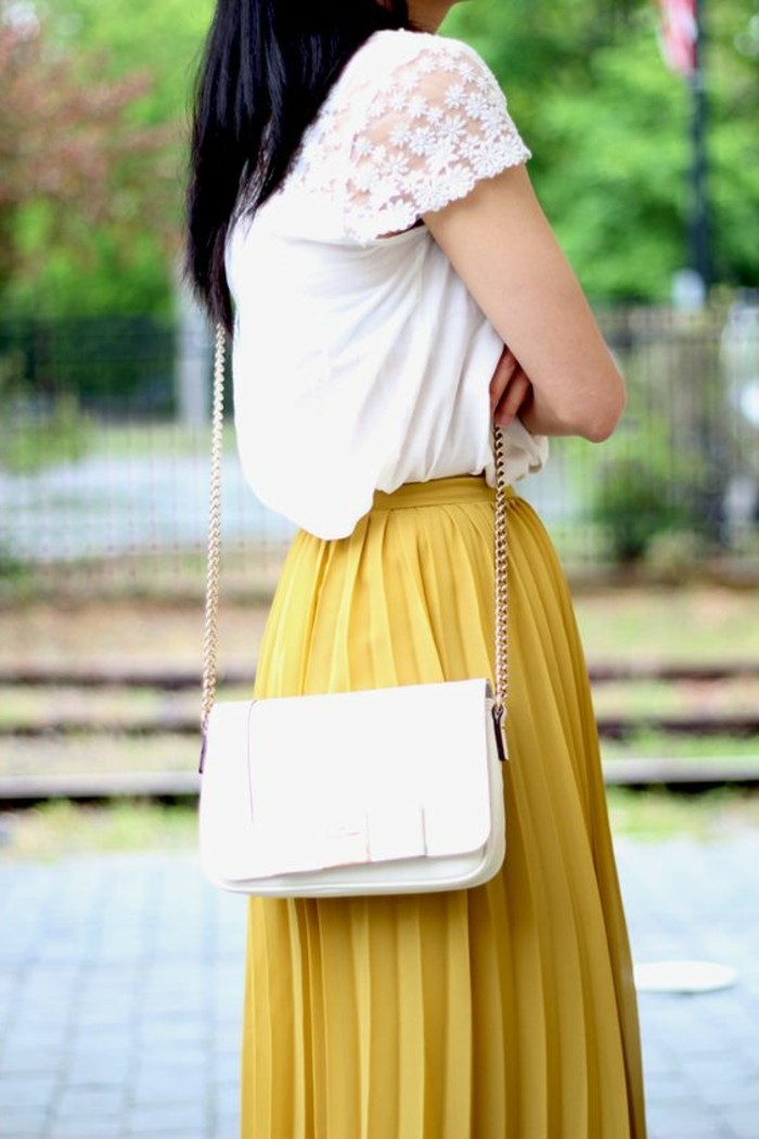 jupe-longue-jupe-plissée-jaune-femme-sac-a-main-petit-cuir-beige-vetements-modernes