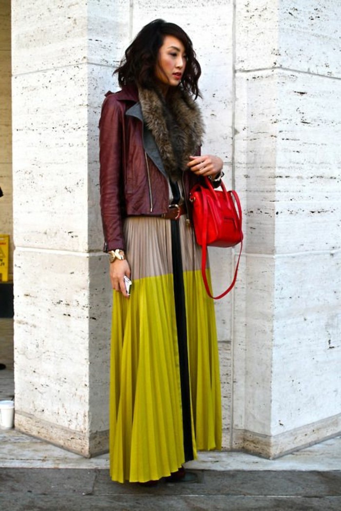 jupe-longue-plissée-colorée-veste-en-cuir-rouge-cheveux-courts-noirs-femme-mode