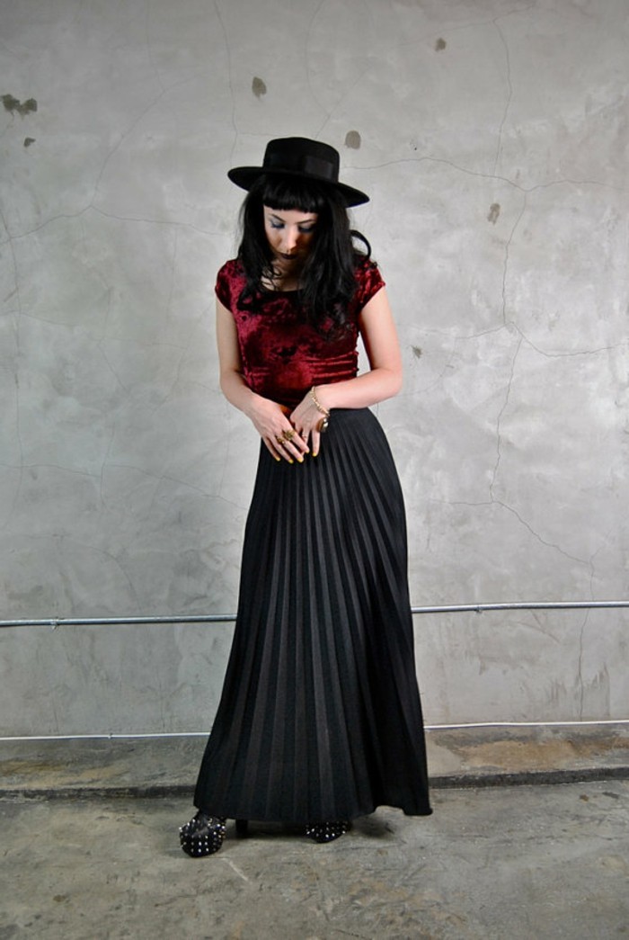 jupe-longue-plissée-de-couleur-noir-chaussures-talons-hauts-noirs-femme-moderne