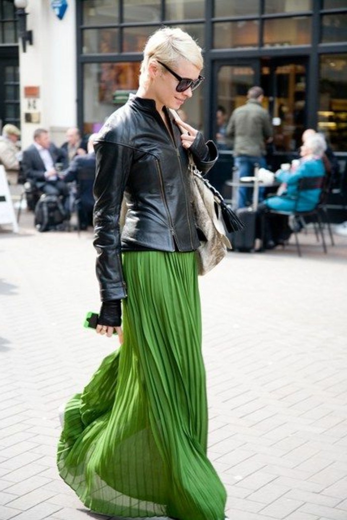 jupe-longue-plissée-verte-veste-en-cuir-noir-femme-elegant-mode