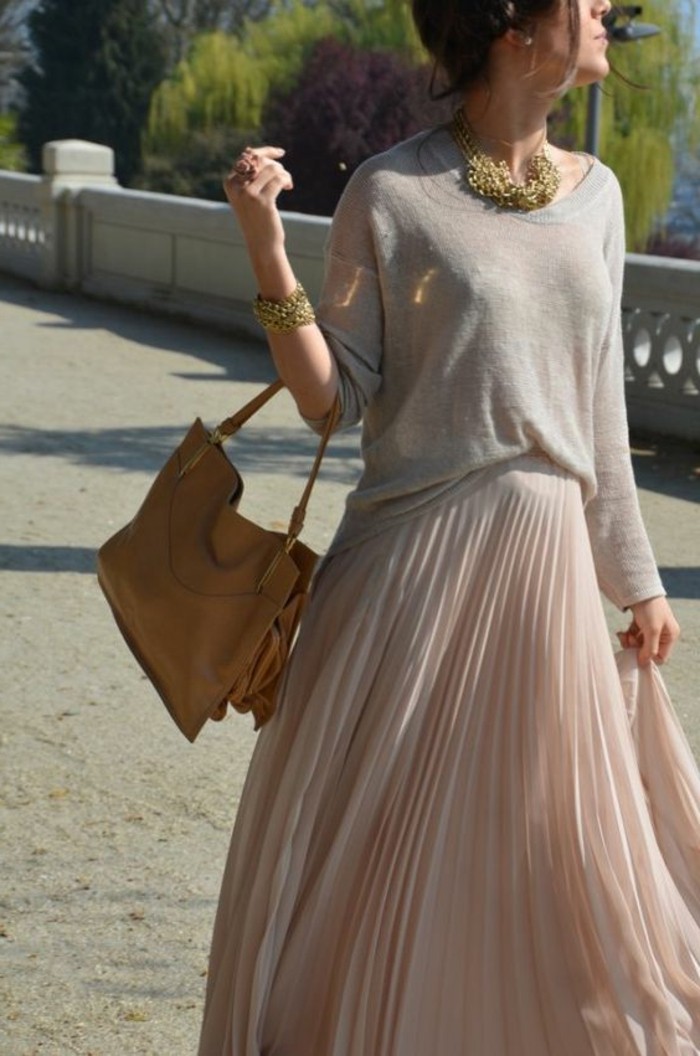 jupe-rose-pale-plissée-femme-blouse-beige-sac-a-main-cuir-marron-robe-rose-pale