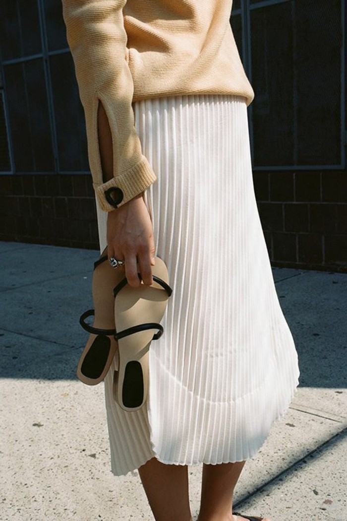 jupes--mi-longues-blanches-femme-design-plissée-sandales-plates-femme