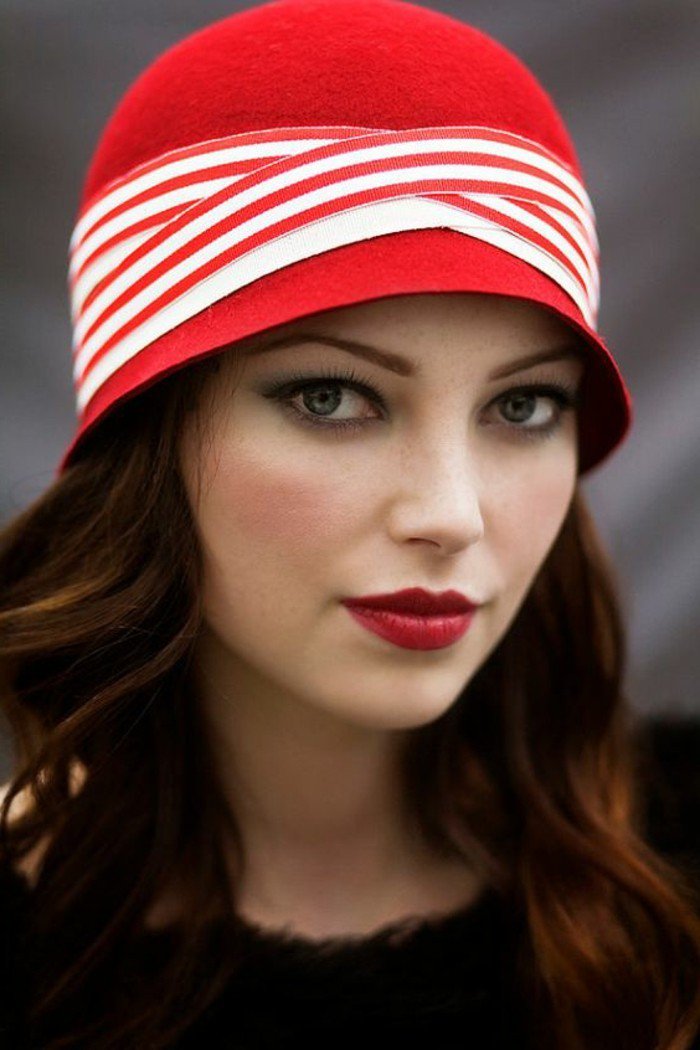 la-belle-femme-chapeau-rouge-cool-idée-comment-accessoiriser-vos-tenues