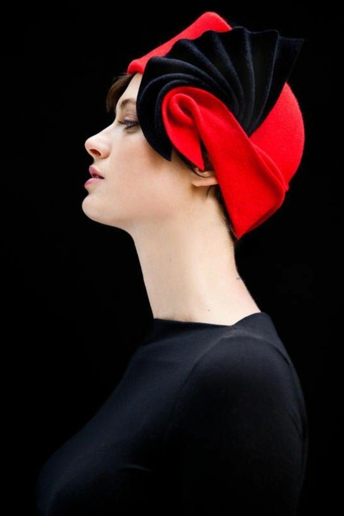 la-femme-belle-superbe-tenue-élégante-chapeau-en-rouge-carmin-on-aime-rouge-et-noire