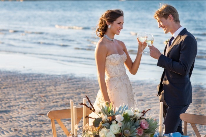 la-pose-photo-mariage-le-champagne-luxe-verre-champagne-marriage-romantique-au-bord-de-la-mer-lux